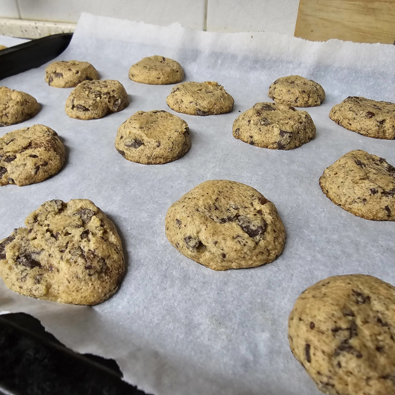 Chocolate chip keto peanut butter cookies